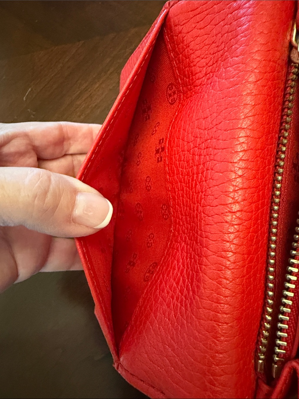 Tory Burch Red Pebbled Leather Flap Wallet with Embossed Logo - Picture 6 of 12